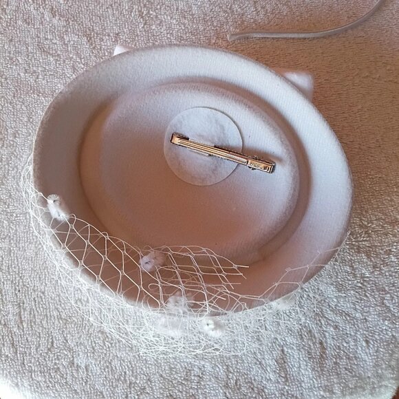 Zivyes Fascinators White Felt Now Beads Net Derby Tea Hat Clip Band New - Picture 5 of 5